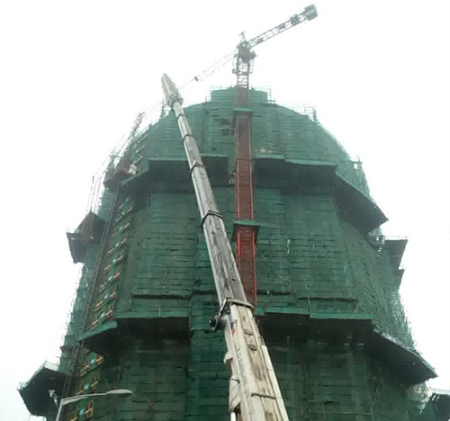 西丰吊车在工地上作业